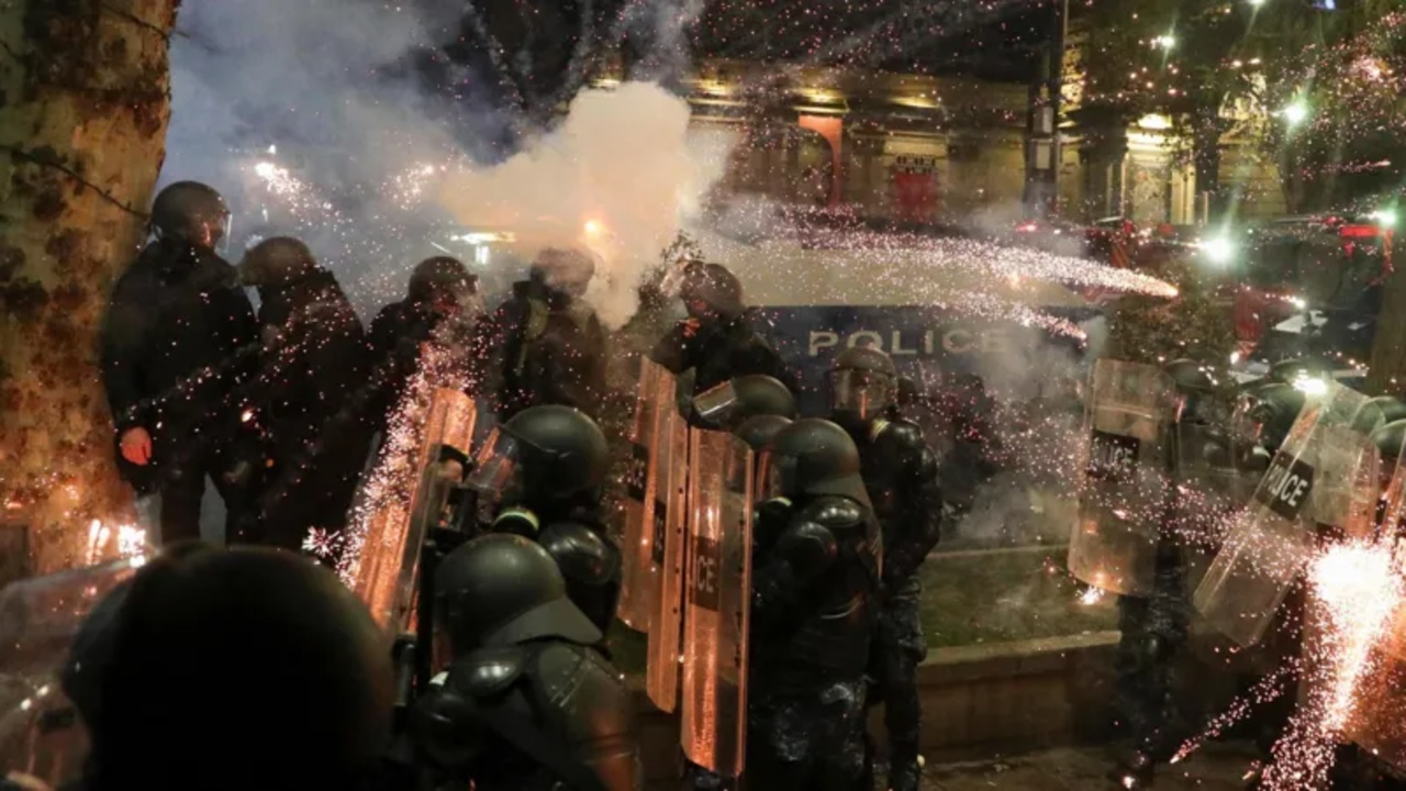 Qeveria pezulloi bisedimet për anëtarësimin në Bashkimin Europian, mijëra qytetarë protestojnë në Gjeorgji, policia përdor gaz lotsjellës