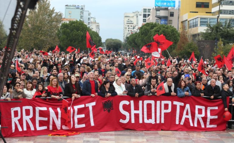 Patriotizëm vetëm për një ditë/ Sociologët: Jo vetëm flamuj në rrjetet sociale, por nisma konkrete për zhvillimin e vendit