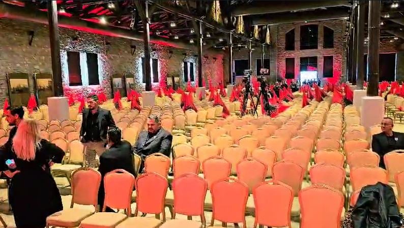 Rama sot takim me shqiptarët në Selanik, kryhen kontrollet e fundit të sigurisë në sallë dhe jashtë saj