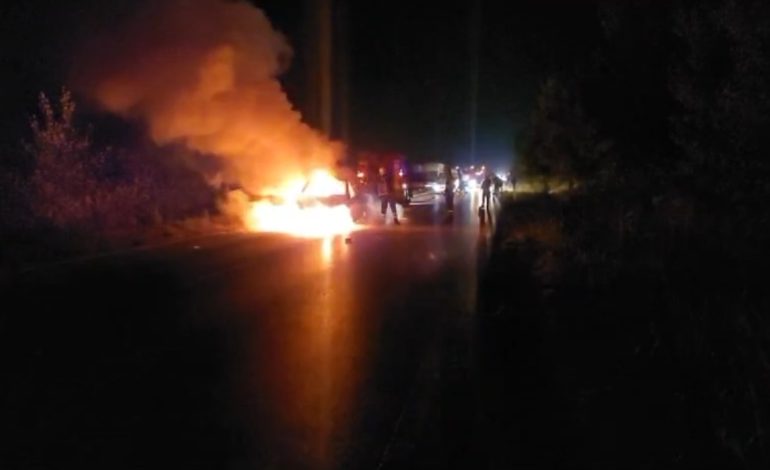 VIDEO/ U godit nga një mjet tjetër, momenti kur “Benzi” shpërthen në flakë në aksin Lushnjë- Berat