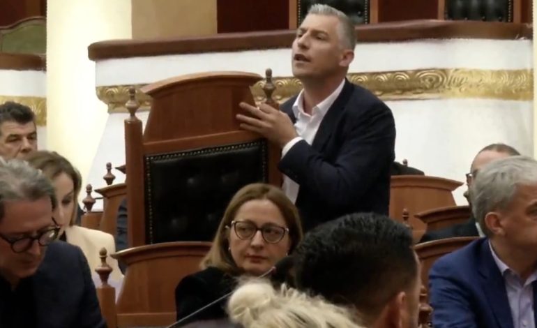 “Kur u ktheva gjeta karrige të vjetër, edhe këtë e vodhët?!” Nallbati përplaset me Gogun: Prej një njeriu të vetëm që është armiqësuar me shqiptarët…