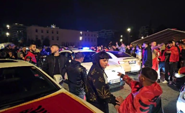 Të rinjtë ndezin Tiranë, festë në kryeqytet/ Momenti kur policia ndalon ‘çunat kuqezi’: Hape rrugën o Audi!