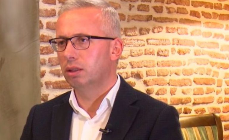 Pas Fierit dhe Durrësit, Filo i Korçës rrit pagën e tij me 73%, specialistët vetëm 8%. Opozita nuk votoi kundër