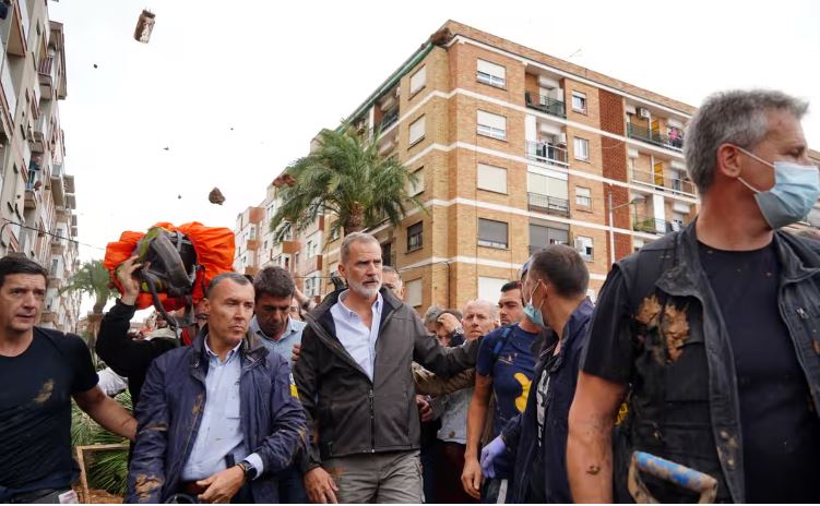 Mbreti dhe kryeministri spanjoll vizitojnë zonat e përmbytura në Spanjë, qytetarët shpërthejnë në akuza dhe ofendime: Vrasës!