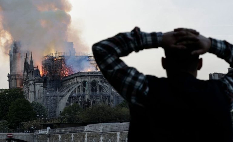 Notre Dame hapet 5 vite pas zjarrit! Macron viziton katedralen e rindërtuar