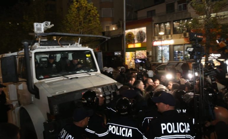 Hidhet ujë dhe gaz lotsjellës mbi protestuesit/ Vijon tubimi i opozitës