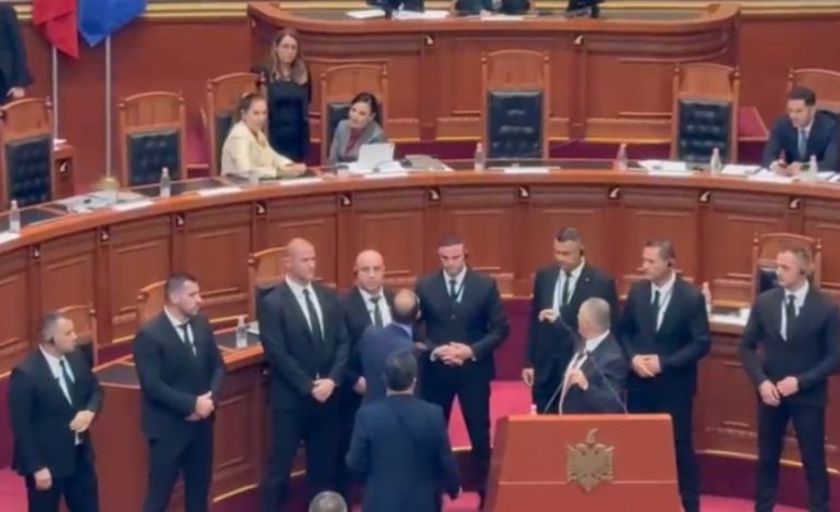 Tensione në Kuvend/ Bardhi shkon në foltore dhe përplaset me ministren e Arsimit, ndërhyn Garda