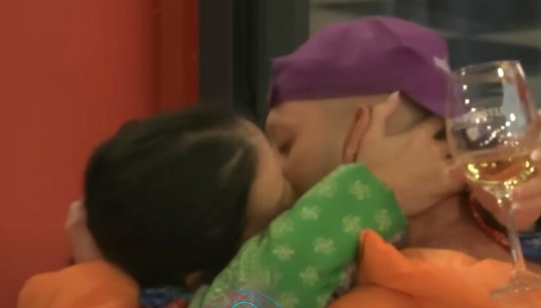 Dashuria gjithnjë e më e dukshme! Dyshja shkëmbejnë puthjen e parë në “BBVK”