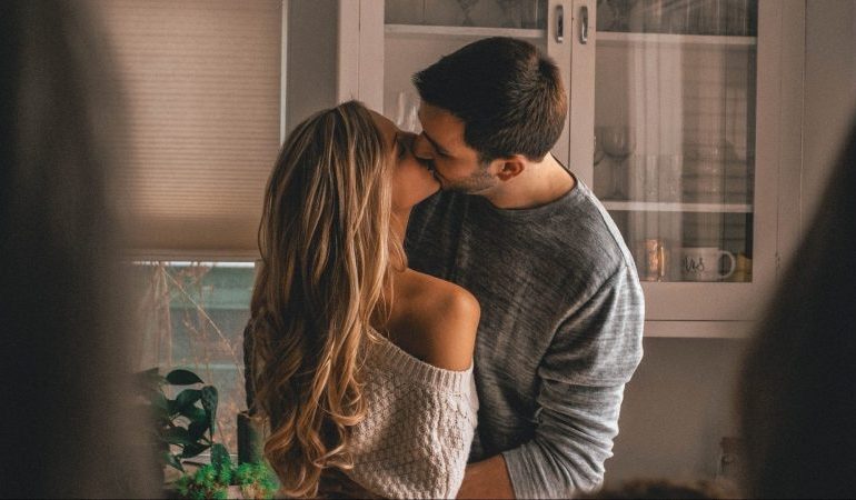 Fenomeni i rikthimit të yjeve të showbiz-it: Përse ata po ribashkohen pas ndarjeve?