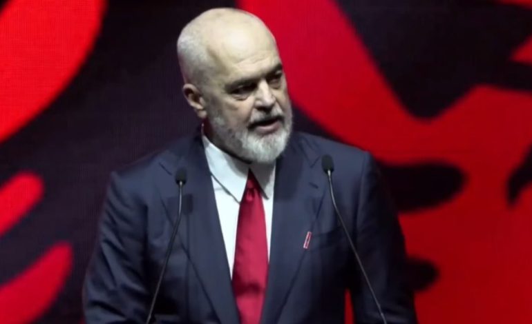 “Sudja e plakur ulërin nga maja e pallatit”, Rama ironizon Berishën: Të ishte për këta s’do bëhej Reforma në Drejtësi