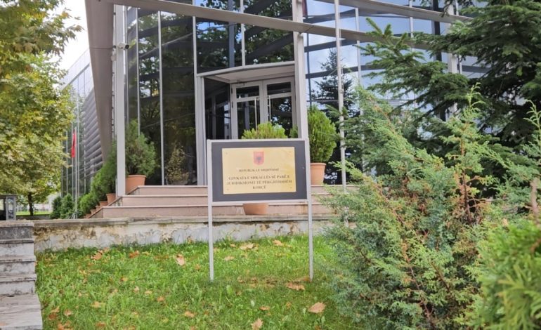 Plagosi me thikë në qafë ish-partneren 4 ditë më parë, gjykata e Korçës lë në burg 41-vjeçarin! Shkak për konfliktin, borxhi 5 milionë lekë