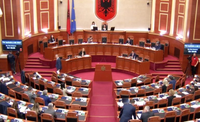 Vrasja e Martin Canit/ Dogjani kërkon 1 minutë heshtje! Spiropali nuk e aprovon: Mos e përdorni për politikë të ditës!