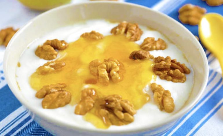 Nisni Ditën me Kos të Freskët me Mjaltë dhe Arra – Energji e Plotë për Shëndet