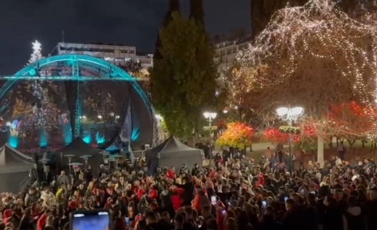 Shqiptarët ia marrin valles në sheshin kryesor të Athinës/ Flamuj, këngë dhe veshje kuqezi për 28 Nëntor