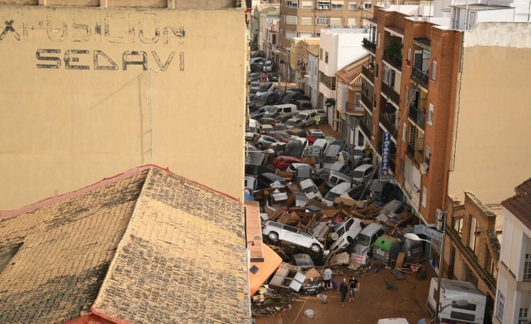 FOTOT/ Makinat mbi njëra tjetrën… pamje dramatike nga përmbytjet në Spanjë, banorët braktisin shtëpitë