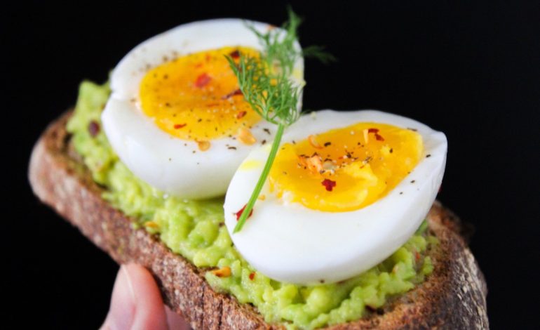 7 Mënyra si Konsumi i Vezëve në Mëngjes Ndikon Shëndetin Tuaj