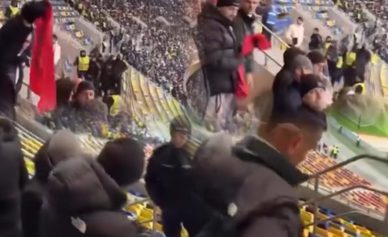 VIDEO/ Skandali gjatë Rumani-Kosovë, policia largon flamurin shqiptar nga stadiumi dhe nxjerr jashtë tifozët