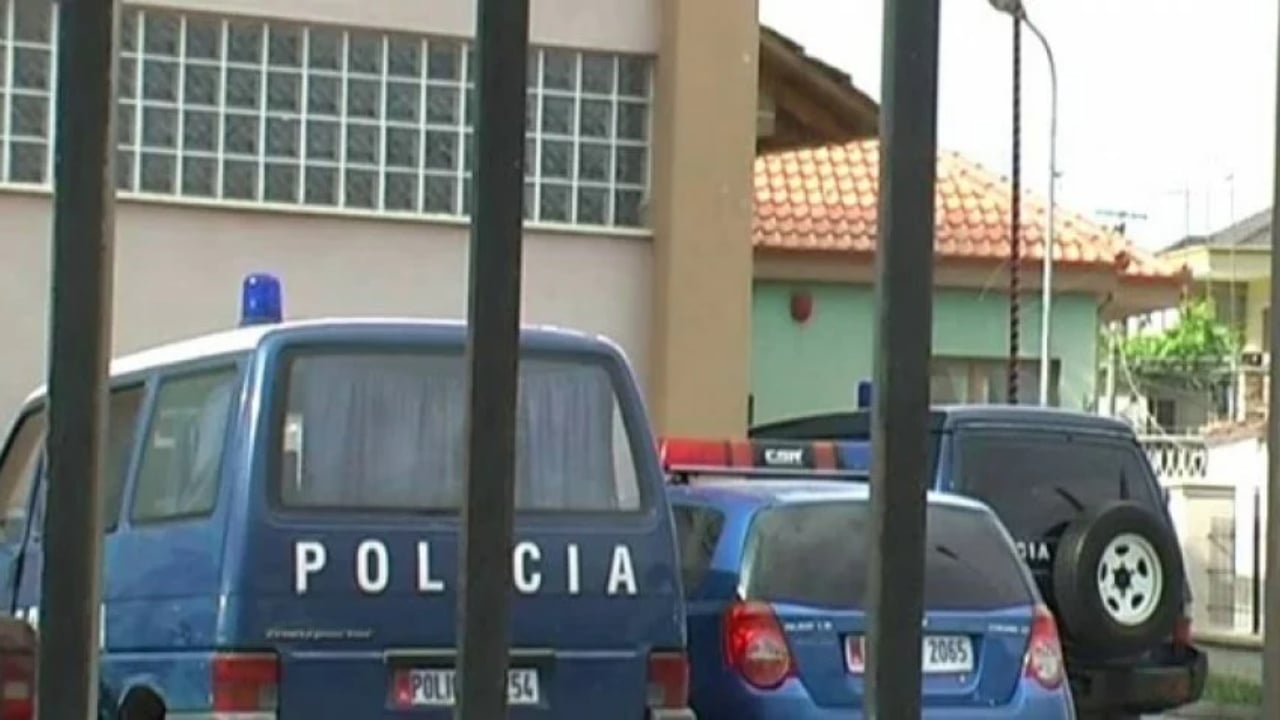 Drejtonte makinën në gjendje të dehur dhe u përplas me shtyllën, arrestohet policja në Korçë
