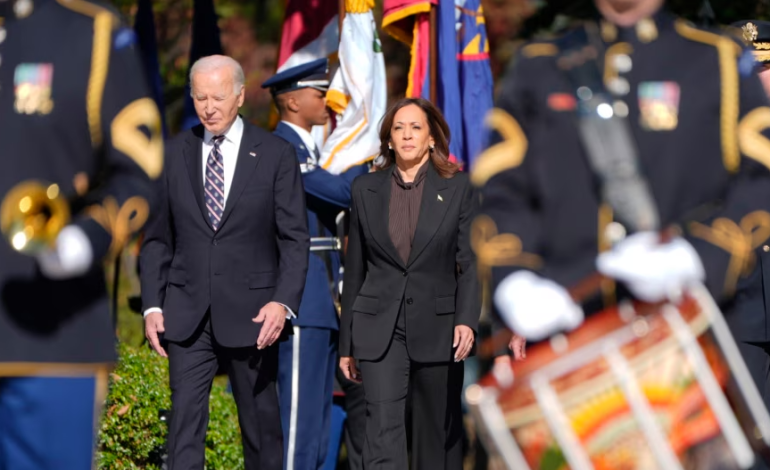 Humbja e thellë ndaj Trump, Harris dhe Biden shfaqen bashkë për herë të parë që nga zgjedhjet presidenciale