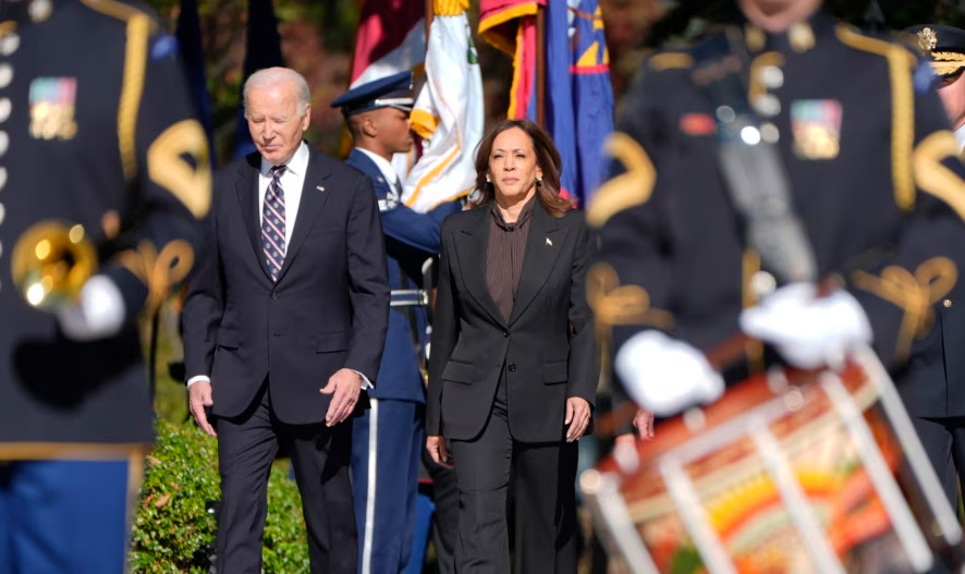 Humbja e thellë ndaj Trump, Harris dhe Biden shfaqen bashkë për herë të parë që nga zgjedhjet presidenciale