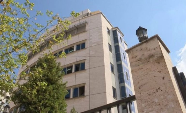 Dy milionë euro dëm/ Prokuroria e Tiranës dërgon në gjyq 38 shqiptarë dhe një shtetas izraelit, skemë mashtrimi me call centera