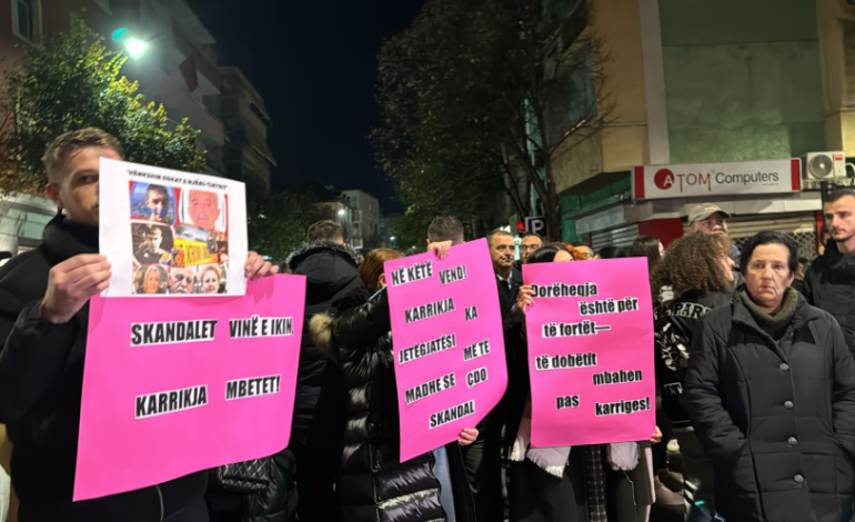 “Pse hesht nëna e autorit?” Protesta për vrasjen e Martin Canit, mes qytetarëve edhe motra e Egli Progës