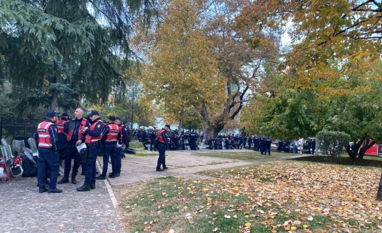 Protesta e opozitës, forca të shumta policie para Kuvendit, mblidhen qytetarët/ Vijon seanca plenare për buxhetin 2025