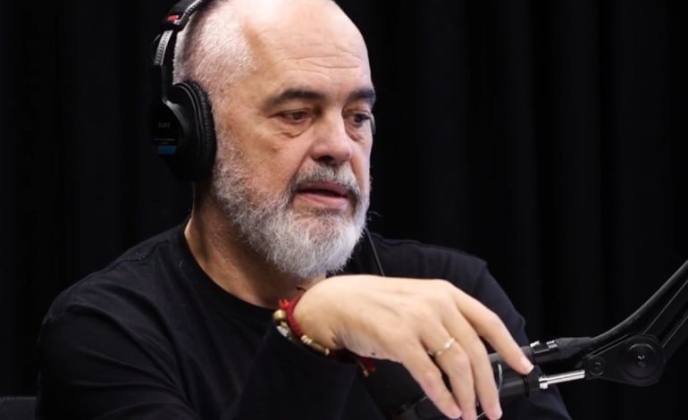 Bartenderat e ftuar në podkast i dhurojnë setin për koktejle, batuta e Ramës: Këto mund t’i përdor vetëm për të përzierë bojëra, por Zaho…