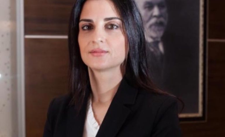 Zbulohen shifrat e plota, kryebashkiakja e Durrësit e bëri rrogën e saj 2.9 milionë lekë. Shoferët e sanitarët asnjë rritje