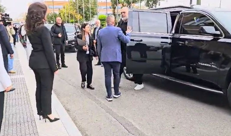 Rama me shqiptarët në Selanik, kryeministri mbërrin në sallën ku do të mbahet takimi