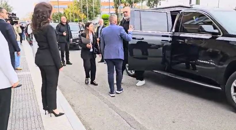 Rama me shqiptarët në Selanik, kryeministri mbërrin në sallën ku do të mbahet takimi
