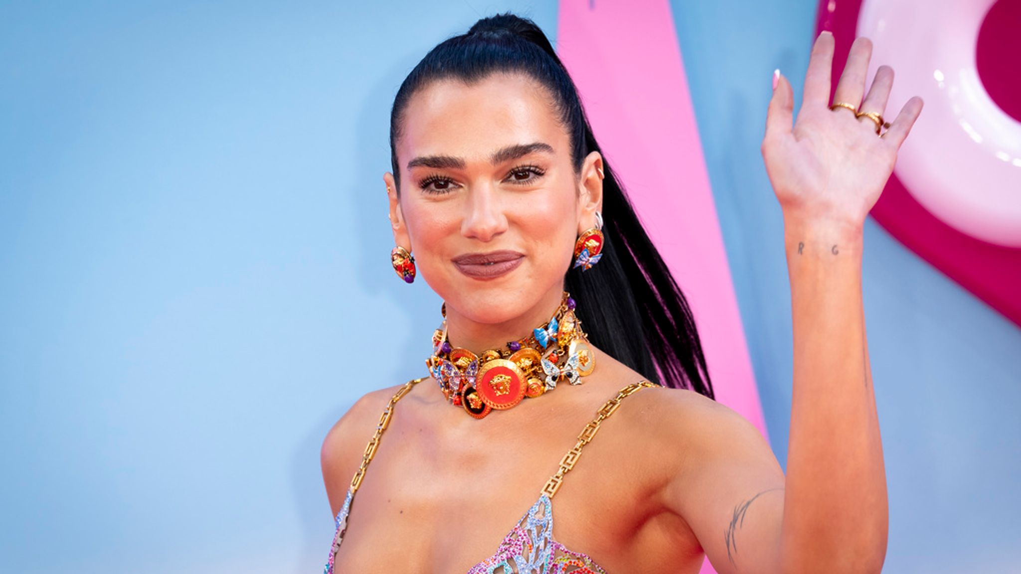 Muaji i dashurisë! Fejohet Dua Lipa!