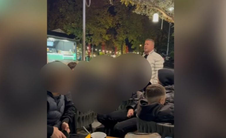 VIDEO/ “Duhet të bëheni të fortë”, trajneri i Dinamos ngushëllon shokët e skuadrës së 14-vjeçarit që u vra me thikë, ata e dëgjojnë kokulur