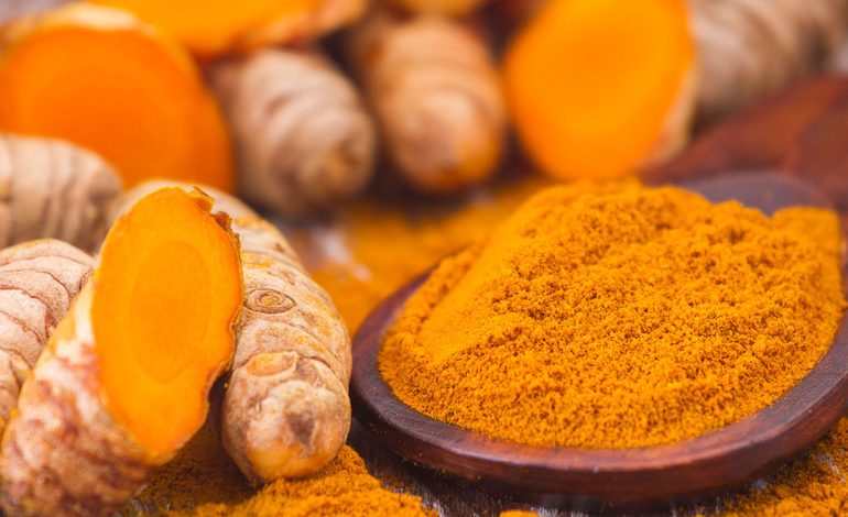 Si Ju Ndihmon Turmeriku të Humbisni në Peshë – Erëza e Veçantë e Gatimeve Tuaja