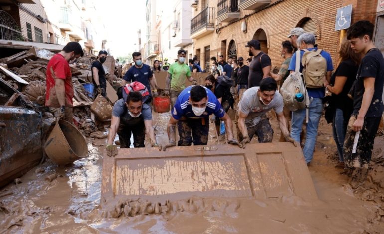 Përmbytjet në Spanjë, shkon në 217 numri i të vdekurve, shpresa për të mbijetuar zbehet
