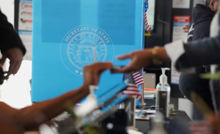 Kërcënoi se do t’i vinte bombën qendrës së votimit/ Arrestohet punonjësi i sondazhit për zgjedhjet në SHBA, letra e rreme që shkroi