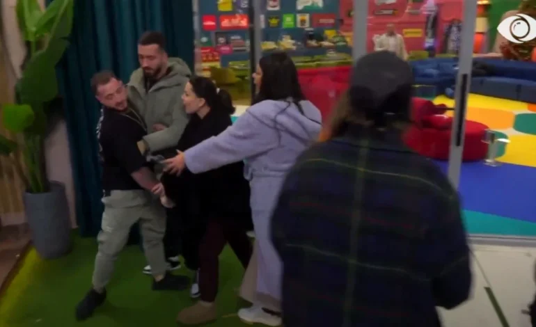 “Plas” keq në shtëpinë e ‘BBVA’, Zebervoki i kërkon Xumit të futen bashkë në tualet