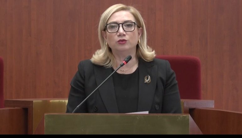 Zëri i Amerikës: Kushtetuesja, Zaçaj tentoi shtyrjen e mandatit të vet, Gjykata e e Lartë shpall vakancën