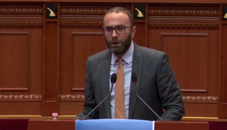 “Të vijë Kryeministri”- Gazment Bardhi kërkon interpelancë me Edi Ramën, thirrje kryeparlamentares: Ndërpritni seancën