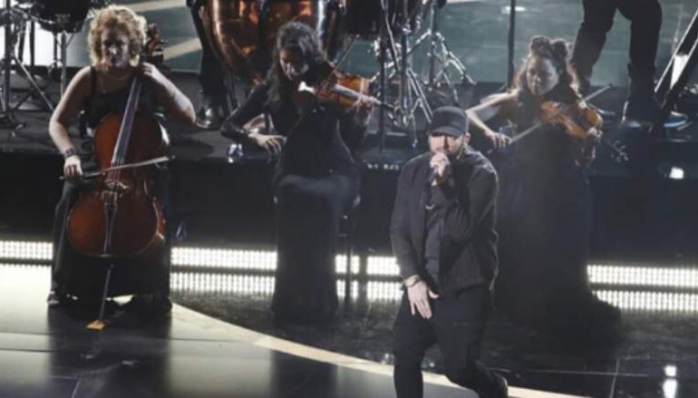 Pas vdekjes të së ëmës, Eminem dha performancën e parë me këngën fyese për të