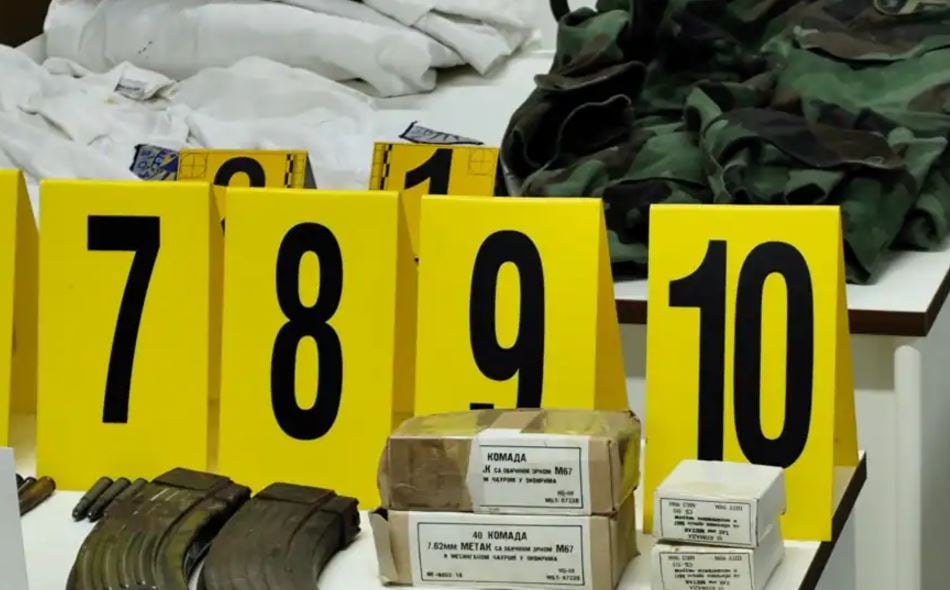 Gjenden sërish armë e uniforma ushtarake në Veri të Kosovës, reagon ministri Sveçla