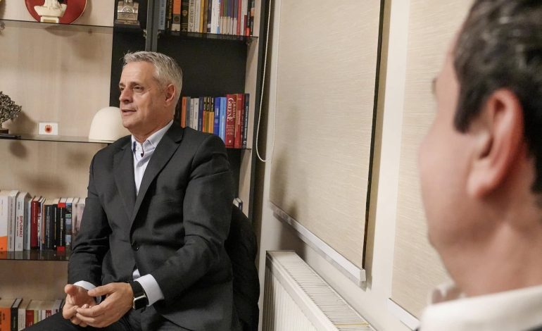 Trajneri i njohur i bashkohet Lëvizjes Vetëvendosje, Kurti mirëpret Sokolin: Jemi forcuar!