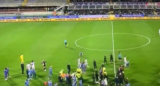 VIDEO/ Pamje dramatike, momenti kur mesfushori i Fiorentinës bie pa ndjenja në fushë