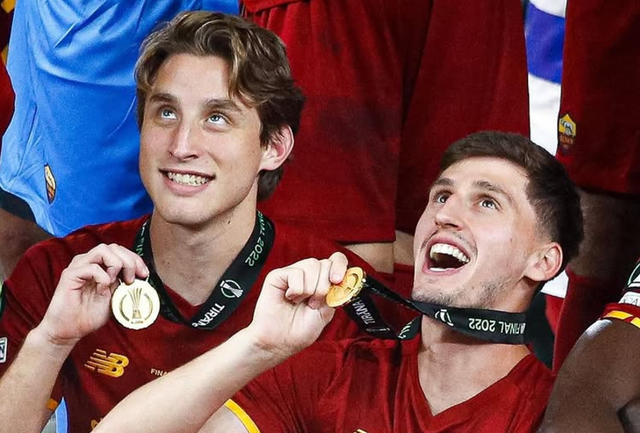 “Bove, mezi pres të të përqafoj përsëri”, Kumbulla poston foton e finales së Conference League në Tiranë