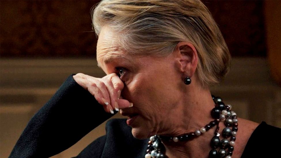 Çfarë e bëri Sharon Stone të shpërthente në lot gjatë intervistës?