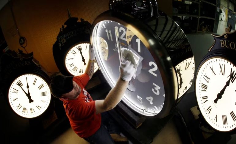 Donald Trump kërkon t’i jepet fund praktikës së ndryshimit të orës