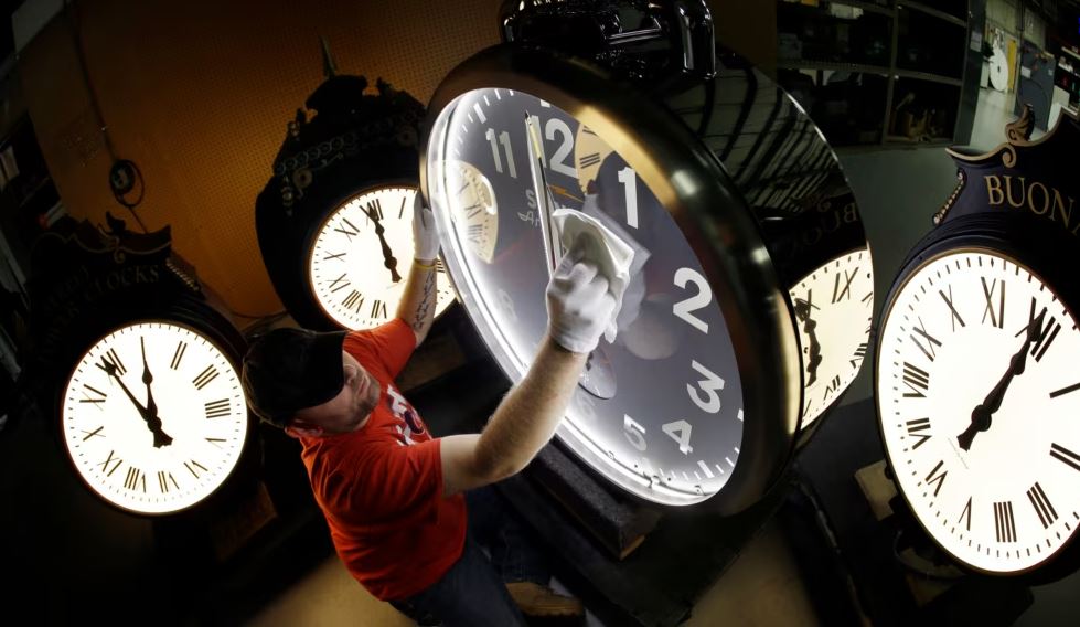 Donald Trump kërkon t’i jepet fund praktikës së ndryshimit të orës