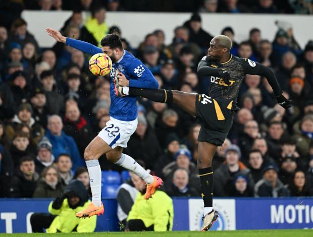 “Rivaliteti i bën mirë skuadrës”, trajneri i Everton motivon Brojën me shokë