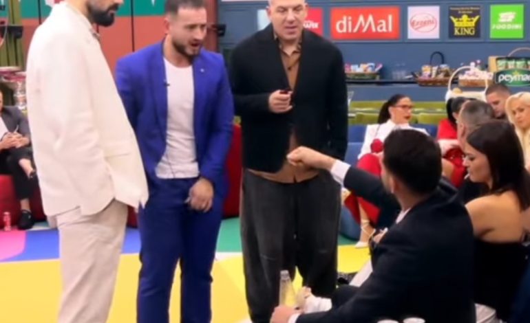 Pamje të patransmetuara/ Xumi fyen e prek organin gjenital para banorit të ri