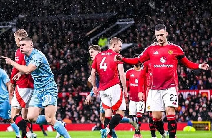 United pëson disfatë, Nottingham feston në Manchester